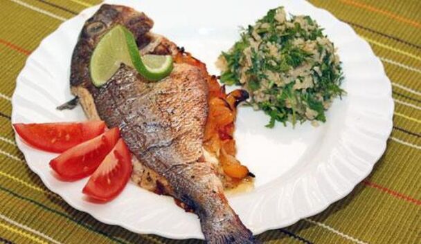 Slim down fish with salad on the gout diet menu