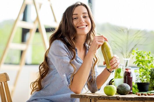girls drink green smoothies to lose weight